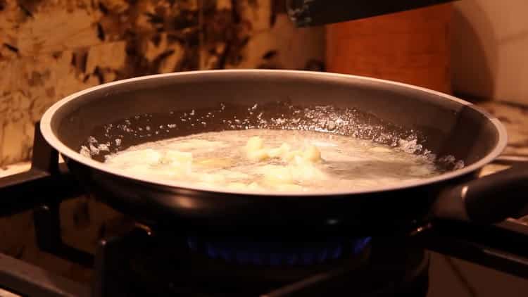 Para preparar la salsa cremosa de espagueti, prepare el ajo.