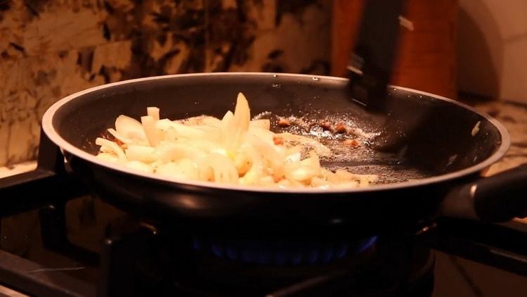 Upang ihanda ang creamy spaghetti sauce, ihanda ang sibuyas