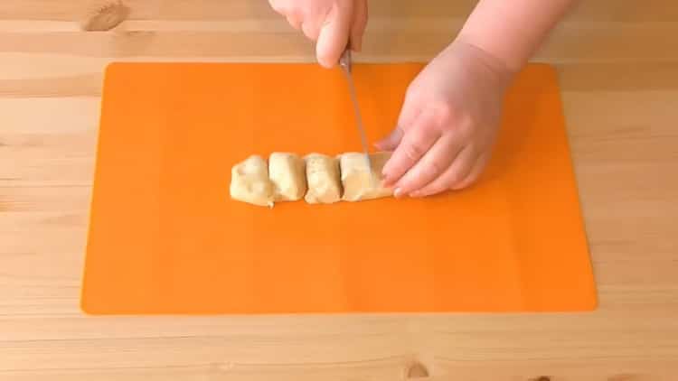 To prepare puff pastry with bargain, cut the dough