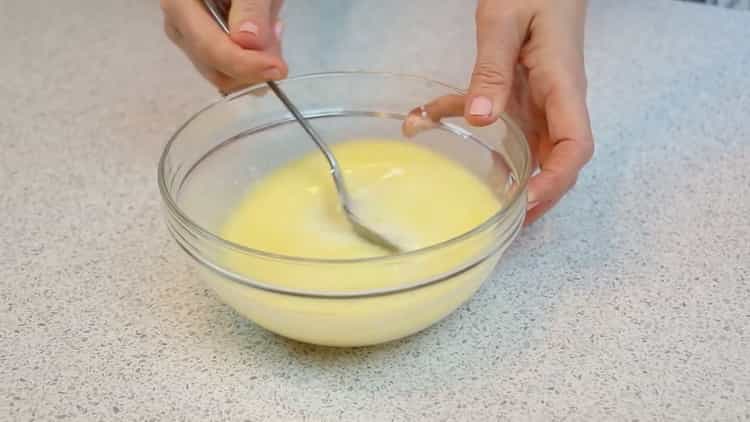 Da biste napravili lisnato tijesto, pomiješajte sastojke.