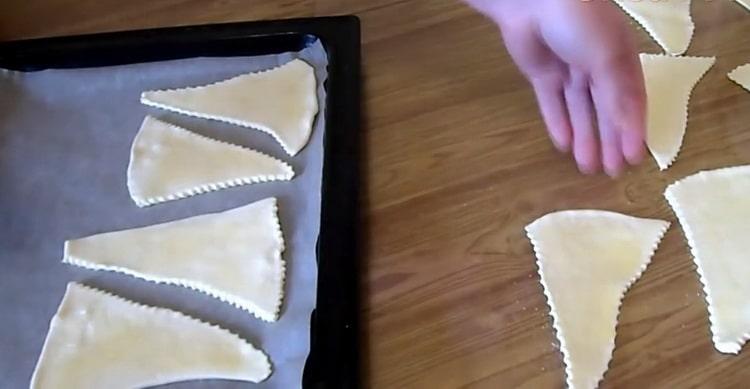 To prepare the puff pastry puff, lay the blanks on a baking sheet