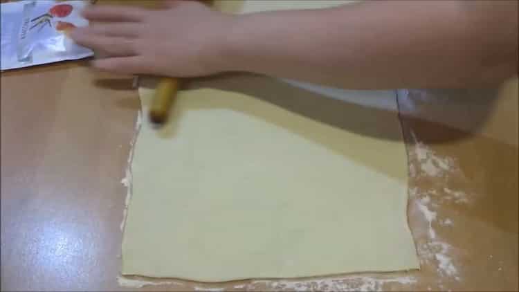 Abaisser la pâte pour faire des choux