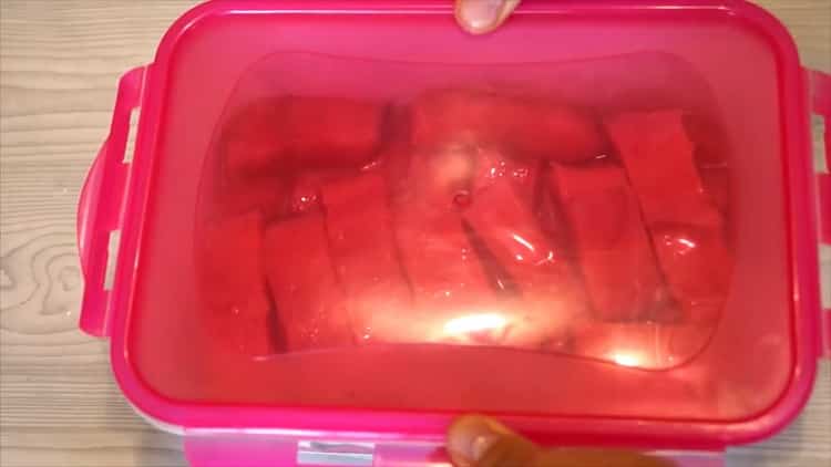 Para preparar salmón rosado salado para salmón, cubra el recipiente con una tapa