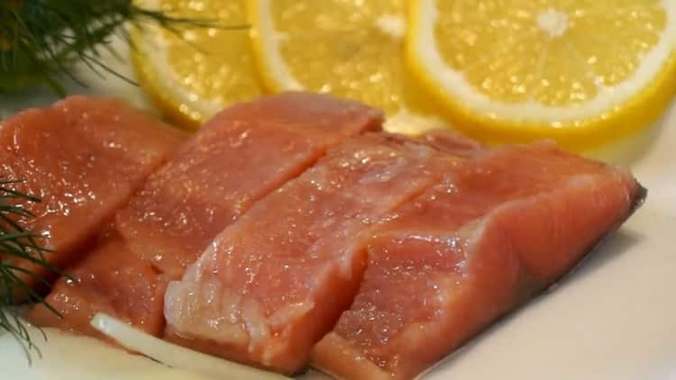 el salmón rosado salado para salmón en casa está listo