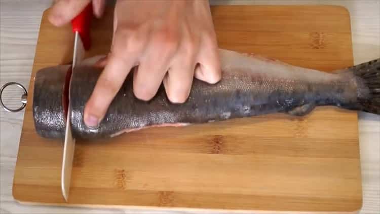 To prepare salted pink salmon for salmon, cut the fish