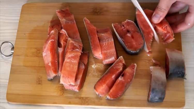 Para preparar salmón rosado salado para salmón, corte los trozos