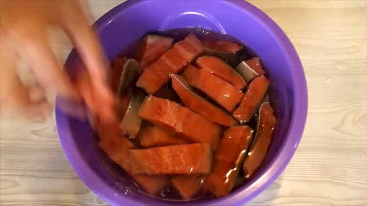 Para preparar salmón rosado salado debajo del salmón, ponga el pescado en salmuera