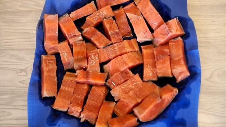 To prepare salted pink salmon for salmon, put the fish on a napkin