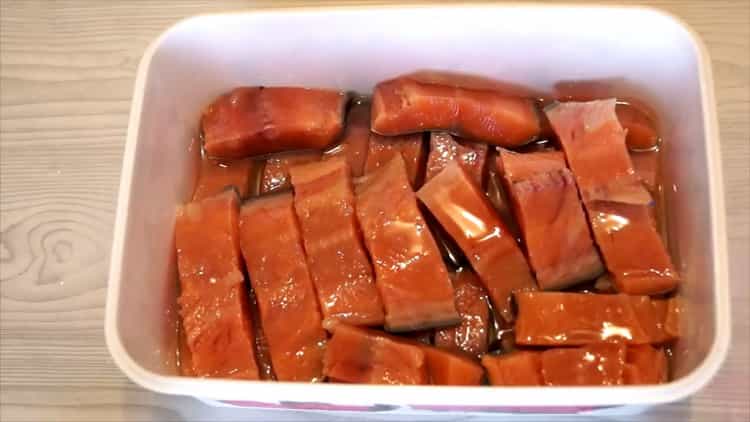 Para preparar salmón rosado salado para salmón, ponga el pescado en un recipiente