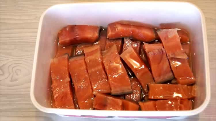 Upang ihanda ang inuming kulay rosas na salmon para sa salmon, ilagay ang isda sa isang lalagyan