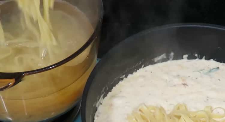 Pour faire des spaghettis aux crevettes, mélangez les ingrédients.