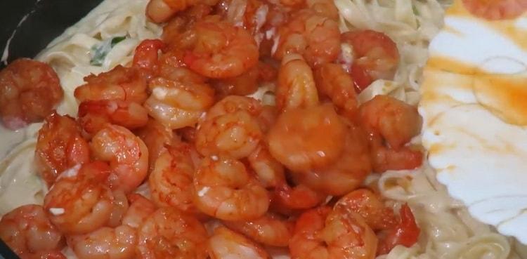 Ajouter les crevettes pour faire des spaghettis aux crevettes