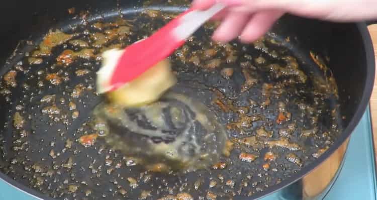 To make shrimp spaghetti, fry the ingredients