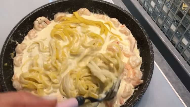 Špagete sa škampima u kremastom umaku prema receptu korak po korak sa fotografijom