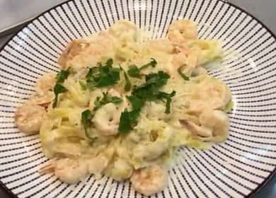 Spaghetti with shrimps in a creamy sauce according to a step by step recipe with photo