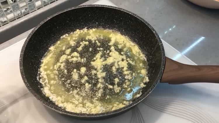 Para cocinar espaguetis con camarones en una salsa cremosa, pique el ajo
