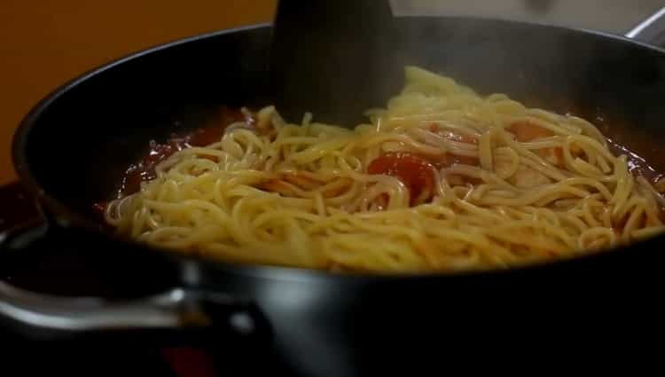 Revuelva los ingredientes para hacer los espaguetis.