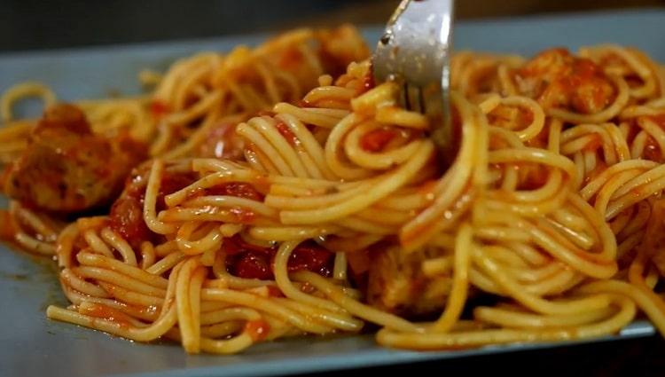 Pour préparer des spaghettis, préparez tout ce dont vous avez besoin