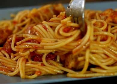 Spaghetti with chicken in spicy tomato sauce. - quick and tasty dinner 🍝