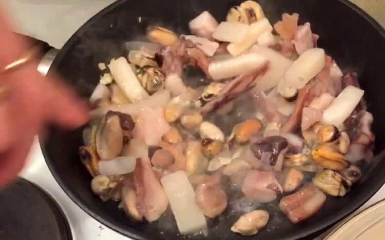To mix seafood spaghetti, mix the ingredients.