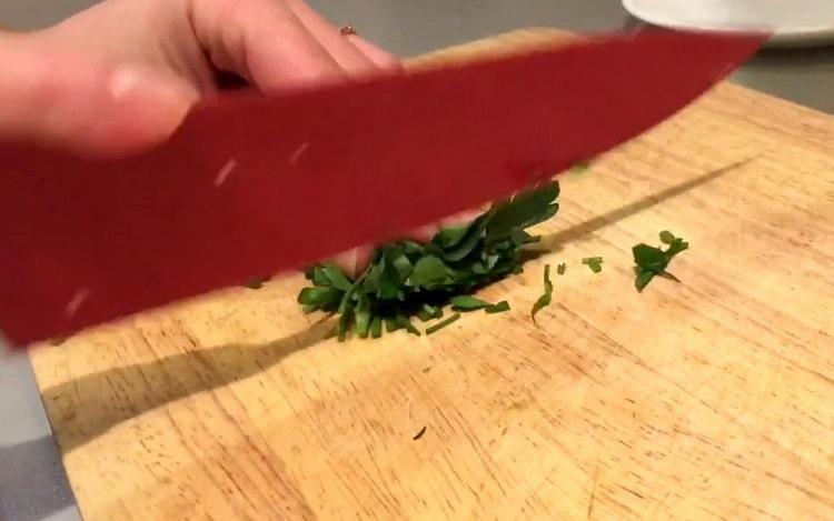 Para cocinar espaguetis con mariscos, corte las verduras