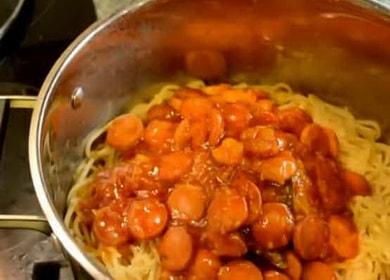 Spaghetti aux saucisses - rapide et incroyablement savoureux