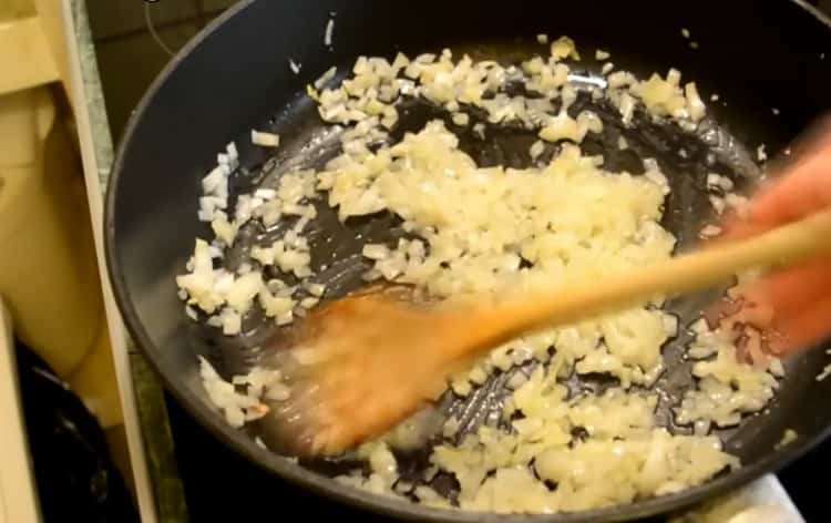Para preparar espagueti con salchichas, prepare los ingredientes.