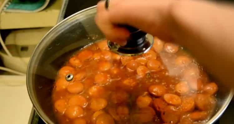 Para hacer espagueti con salchichas, muele la salsa