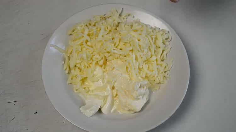Da biste napravili špagete s mljevenim mesom, naribajte sir