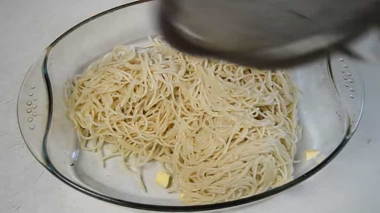 For cooking spaghetti with minced meat lay out prepare a form