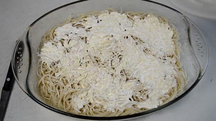 Lay out layers of spaghetti with minced meat.