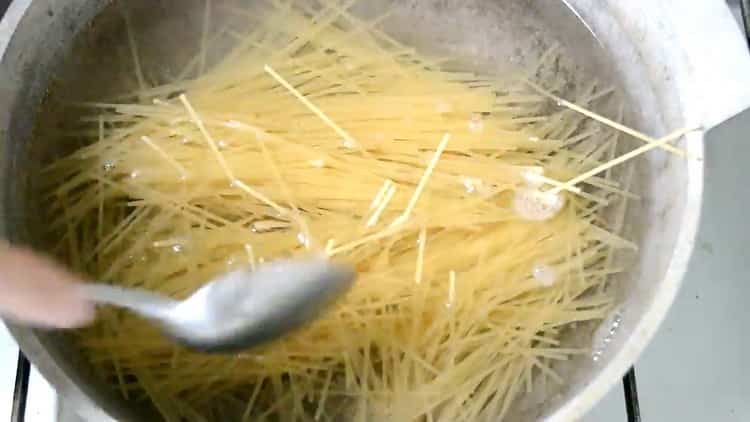 Cooking spaghetti with minced meat