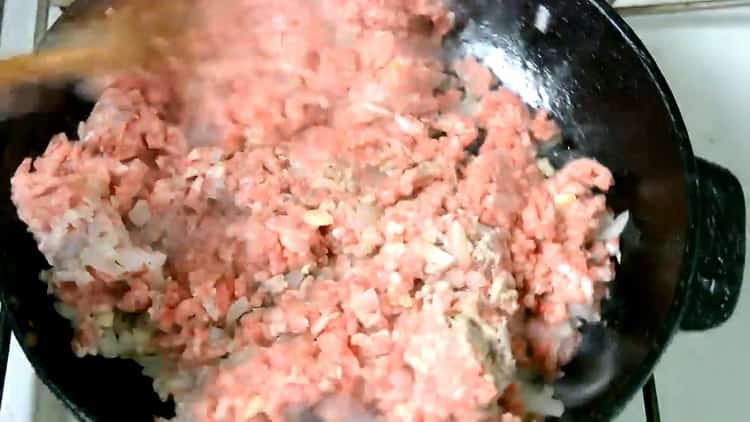 For the preparation of spaghetti with minced meat, mix the ingredients