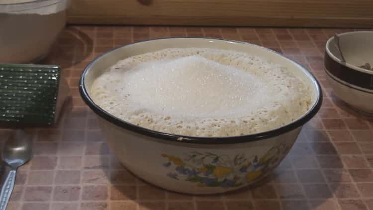 Zamijesite tijesto prema receptu za pravljenje drevnog uskrsnog kolača