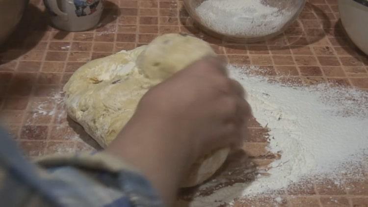 Selon la recette pour faire un ancien gâteau de Pâques, préparez la pâte