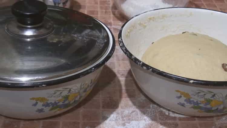 Selon la recette pour faire un ancien gâteau de Pâques, laissez la pâte reposer