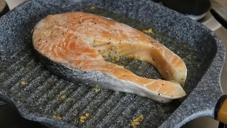 Pour faire un steak de saumon, faites frire le poisson dans une poêle