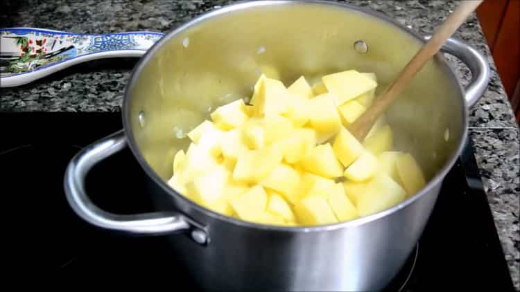 Da biste napravili skušu od skuše, izrežite krumpir