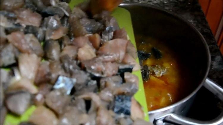 Ajoutez du poisson aux autres ingrédients pour préparer une soupe de maquereau.