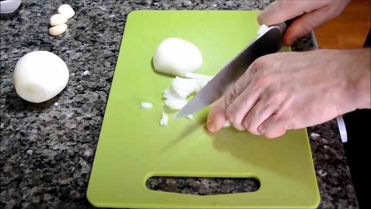 Pour faire une soupe de maquereau, hachez l'oignon