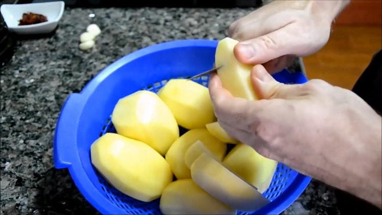 Pour faire une soupe de maquereau, couper les pommes de terre