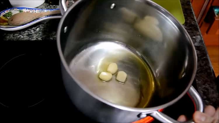 Pour faire une soupe de maquereau, faites frire l'ail