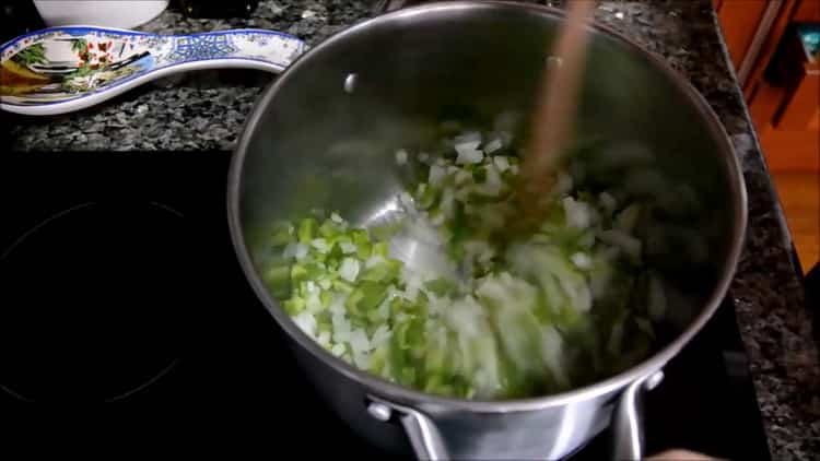 Faire frire les légumes pour faire une soupe de maquereau