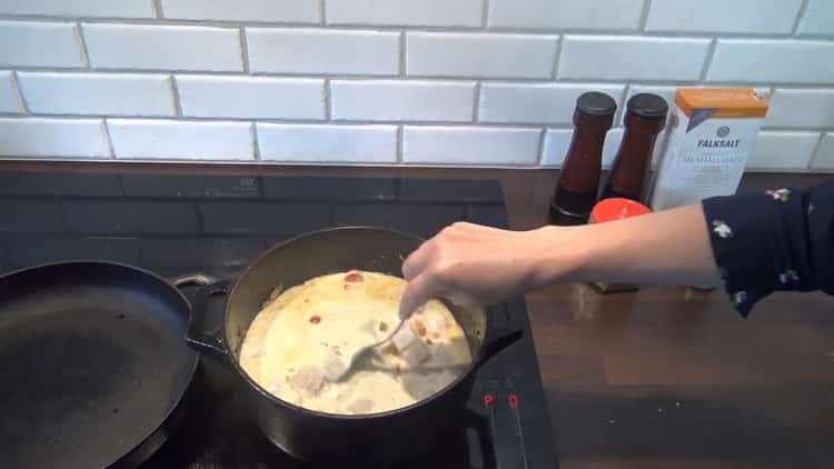Dodajte vrhnje za pravljenje juhe od bakalara