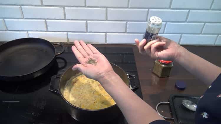 Ajouter des épices pour faire une soupe de morue