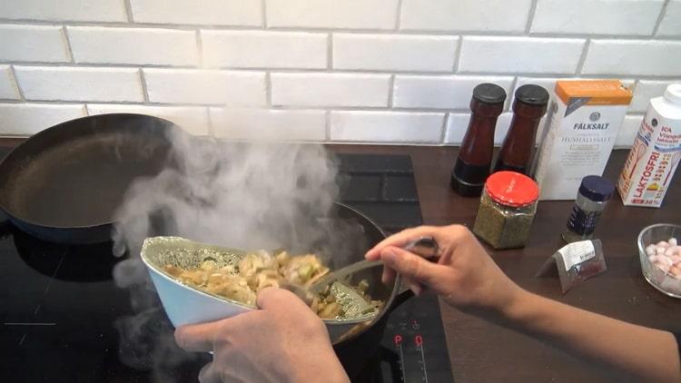 Faire frire les légumes pour faire une soupe de morue