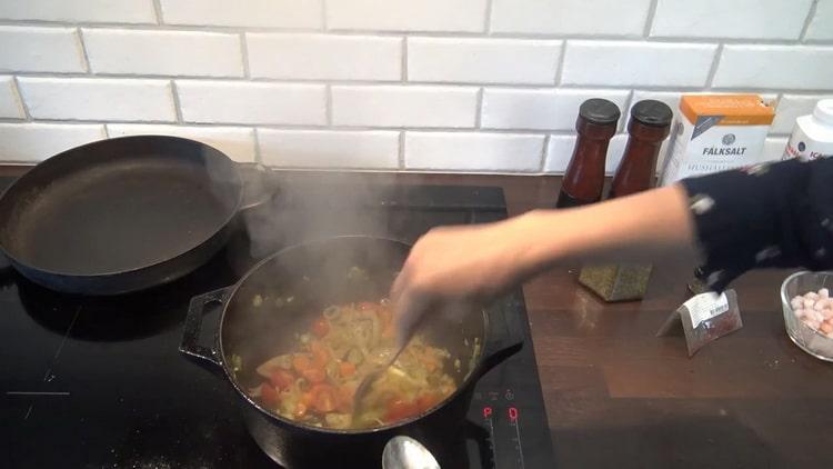Ajouter les tomates pour faire la soupe de morue