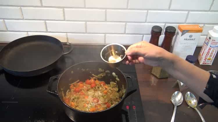Ajouter le bouillon pour faire la soupe de morue