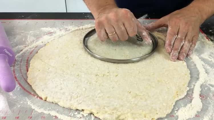 Para hacer pasteles de queso, corte la masa