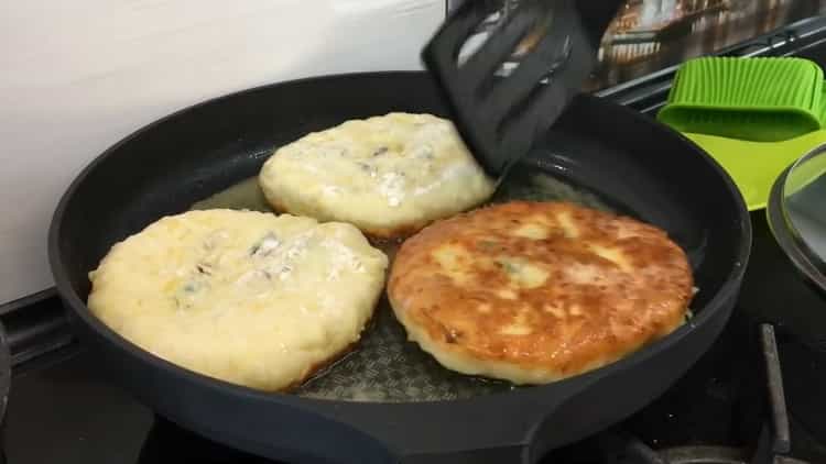 Pour faire des gâteaux au fromage, chauffer la poêle